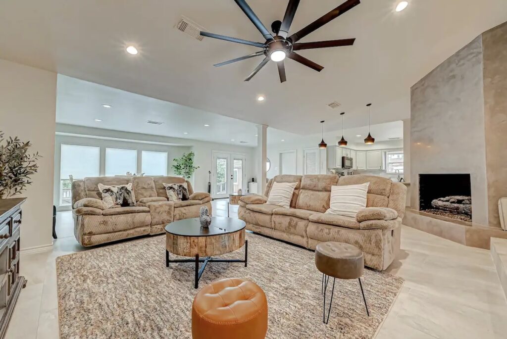 Top 6 Vacation Homes in Houston – Curated by Levi Homes Superhosts 5 bayfront luxury oasis w pool 5 to nasa kemah 1 1