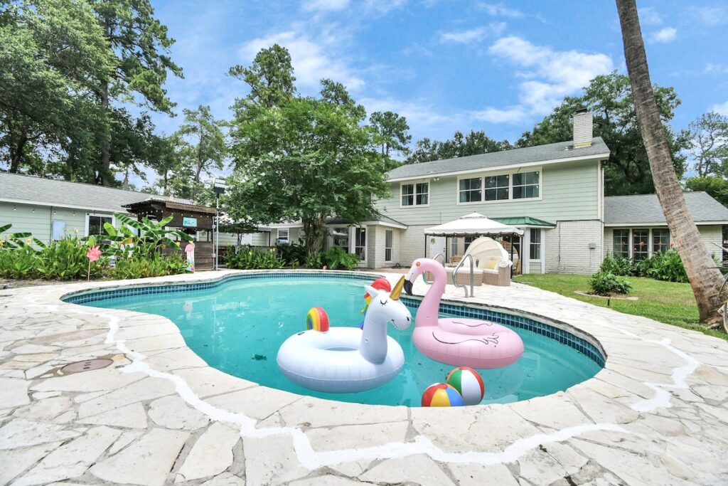Top 6 Vacation Homes in Houston – Curated by Levi Homes Superhosts 6 sweet spring vacation gameroom pool tiki bar 38