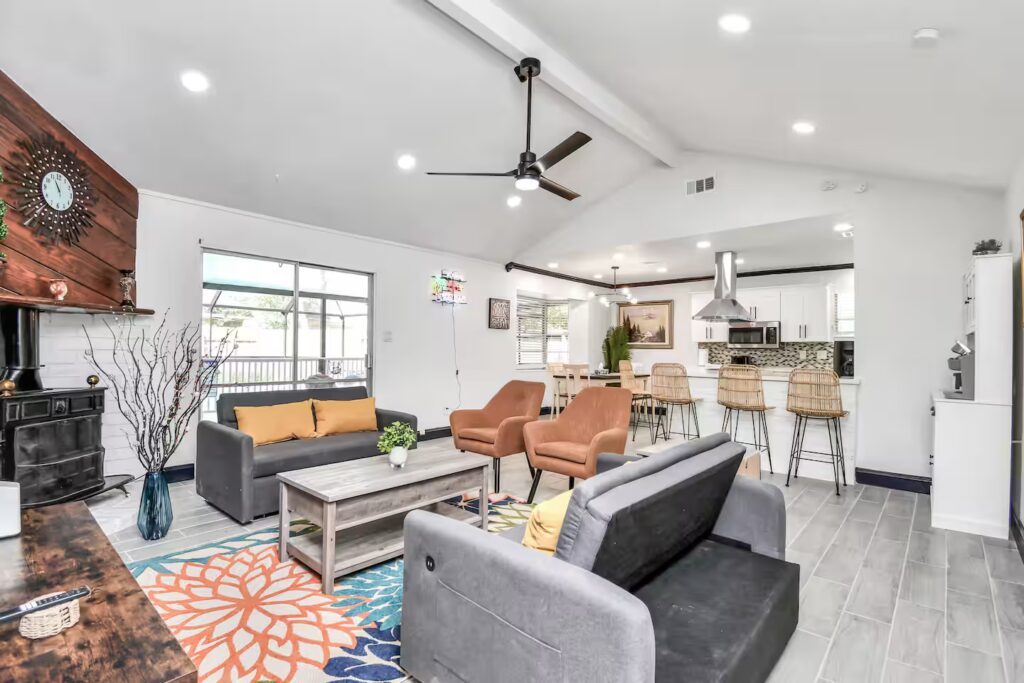 Top 6 Vacation Homes in Houston – Curated by Levi Homes Superhosts 9 The Pool House Retreat Houston Chinatown 2